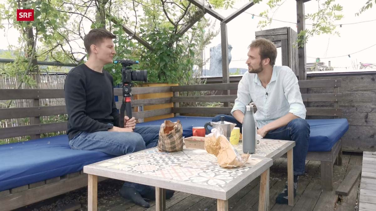 Reporter Simon Reinker (rechts) begleitet zwei Menschen, die ihre HIV-Diagnose mit 25 Jahren Abstand und einer ganz anderen Perspektive erhalten haben. Quelle: Screenshot srf