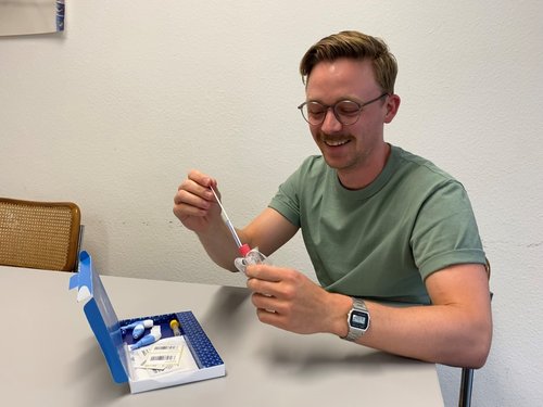 Marc Weber präsentiert Test-Kit Check at Home